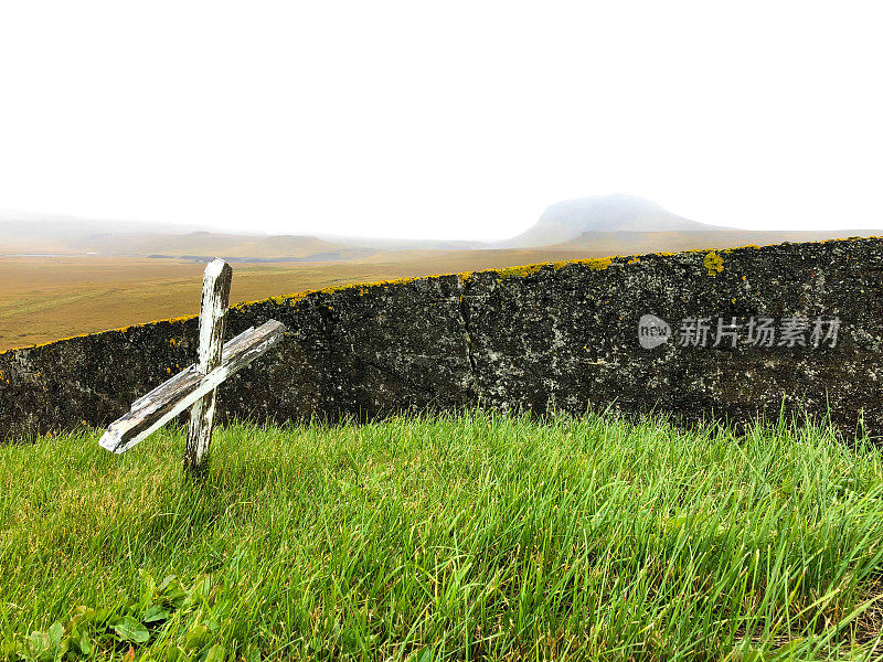 冰岛Hellissandur: Ingjaldshólskirkja Grave Wood Cross